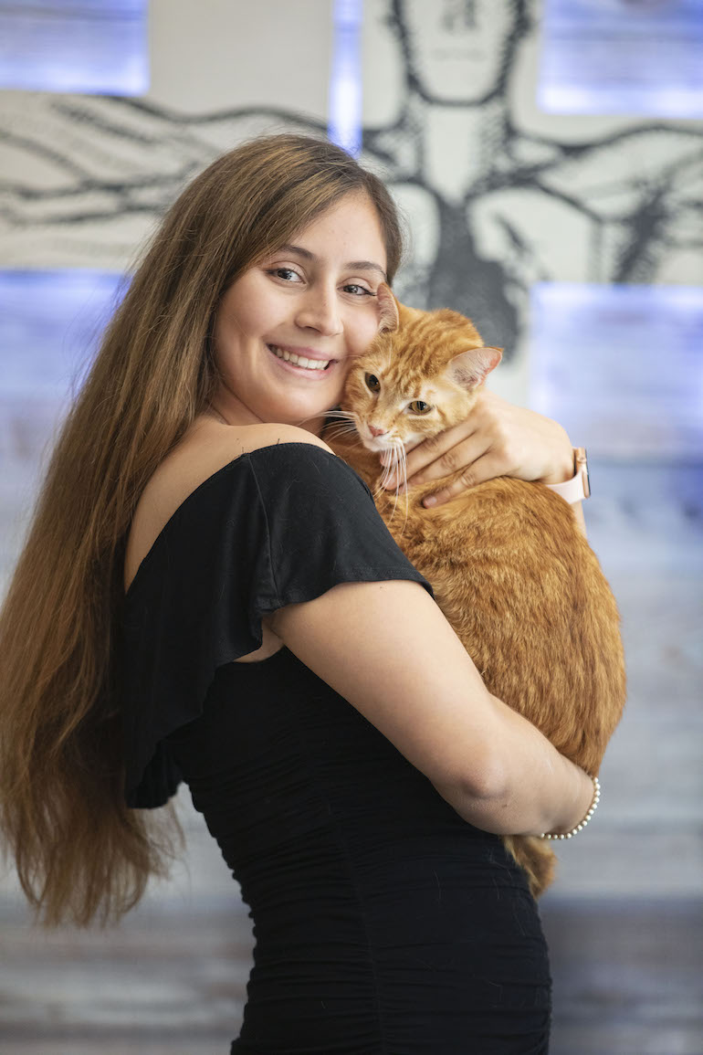 Elif Portakal and her cat Felix