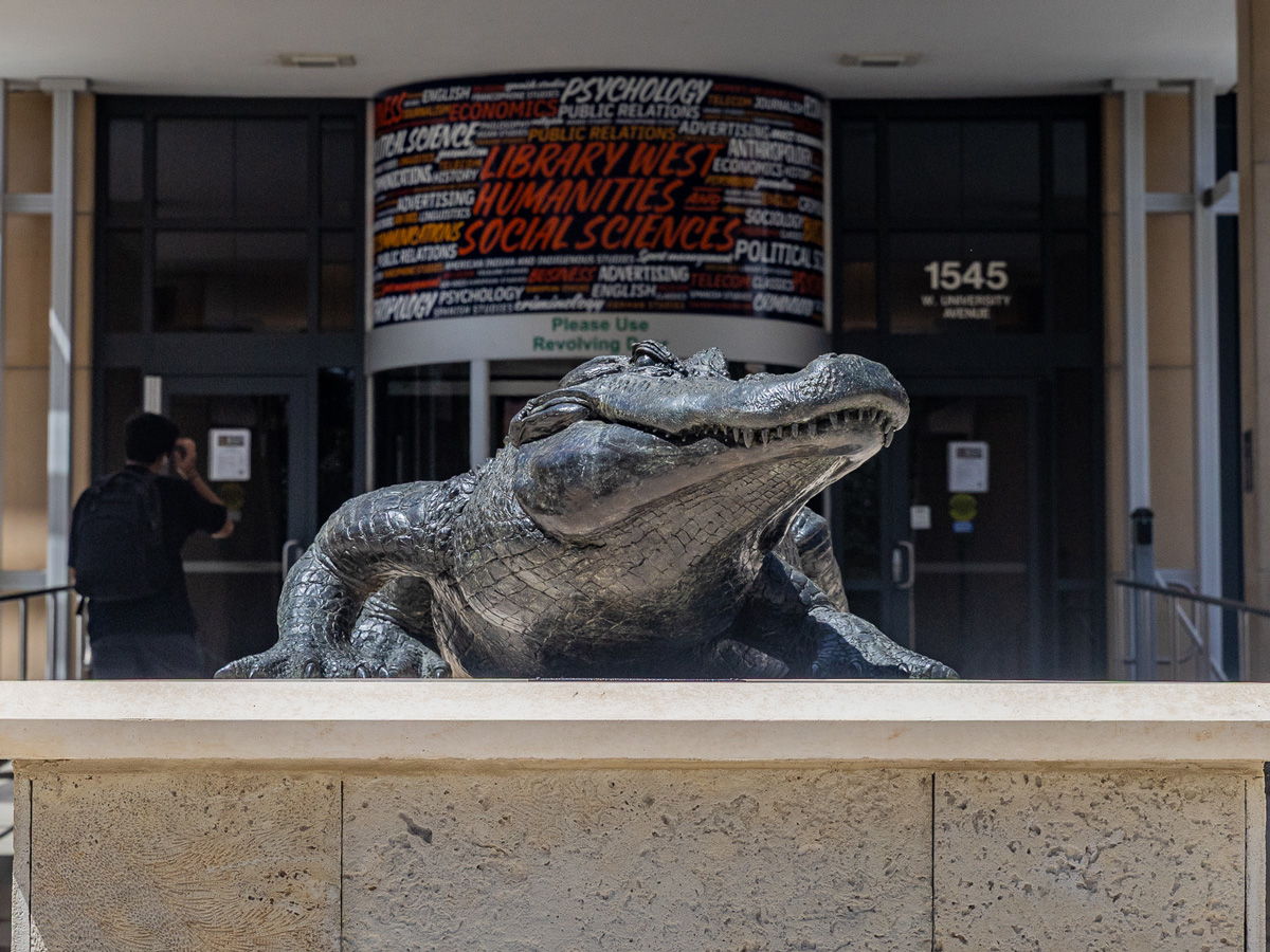 A statue of an alligator